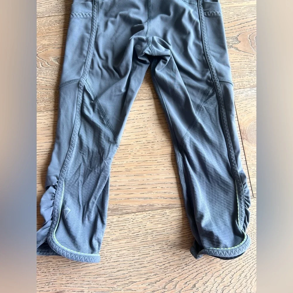 Ivivva by Lululemon Cropped Leggings in Gray size 8